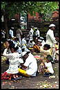 procession sur la plage du temple de Petitinguet à bali