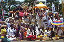 procession sur la plage du temple de Petitinguet à bali