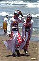 procession sur la plage du temple de Petitinguet à bali