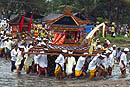 procession sur la plage du temple de Petitinguet à bali