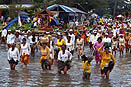 procession sur la plage du temple de Petitinguet à bali