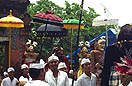 procession sur la plage du temple de Petitinguet à bali