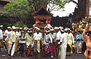 procession sur la plage du temple de Petitinguet à bali