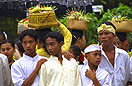 cérémonies et processions à bali en indonésie