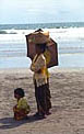 procession sur la plage du temple de Petitinguet à bali