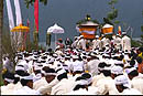procession à bali en indonésie
