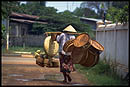 vendeuse de paniers en osier à Vientiane au Laos