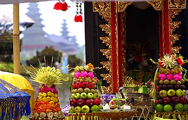 offrandes et processions sont quotidiennes