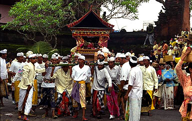Offrandes et processions à Bali par Lolo Lemaire photographe journaliste