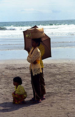 femmes en costume de procession à Bali