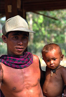 enfant et son père au Cambodge