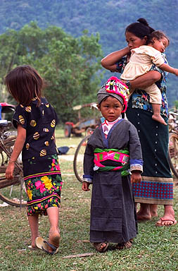 enfant costumé pour le nouvel an à Vang Vieng