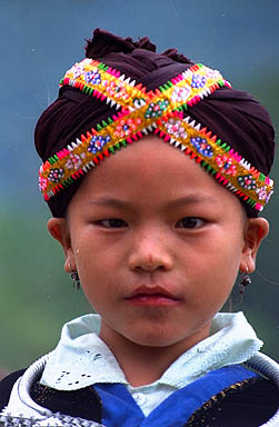 enfant costumé pour le nouvel an à Vang Vieng