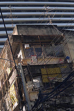 La compagnie d'électricité ne se soucie pas de l'esthétisme de la ville de Bnagkok