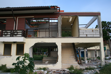 Les terres pour ces maisons ont été données aux locaux par des propriétaires terriens