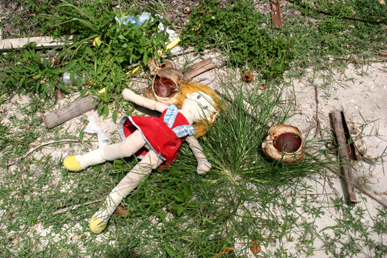 Neuf mois après le passage du Tsunami, poupées et vaisselles rappellent encore qu'il y avait là, un village entier